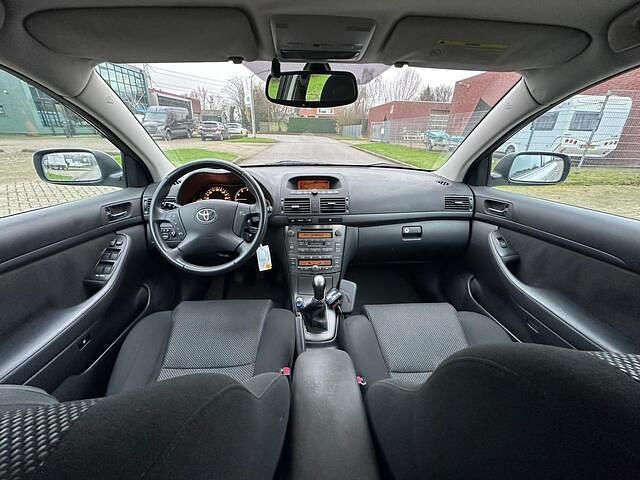 Occasion Toyota Avensis Luna 147 PK (108 kW) 2004 Grijs Hatchback