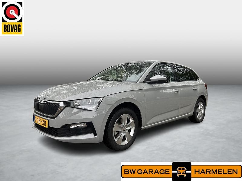 Grijs Gebruikt 2024 Skoda Scala Ambition Hatchback | € 20.700 (Eerlijke prijs) - Afbeelding 1/4