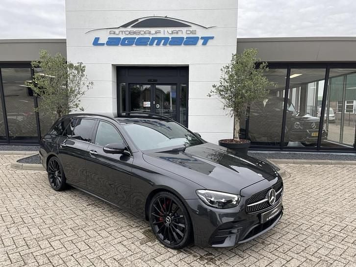 Grijs Gebruikt 2021 Mercedes E200 AMG Stationwagen | € 41.750 (Eerlijke prijs) - Afbeelding 1/4