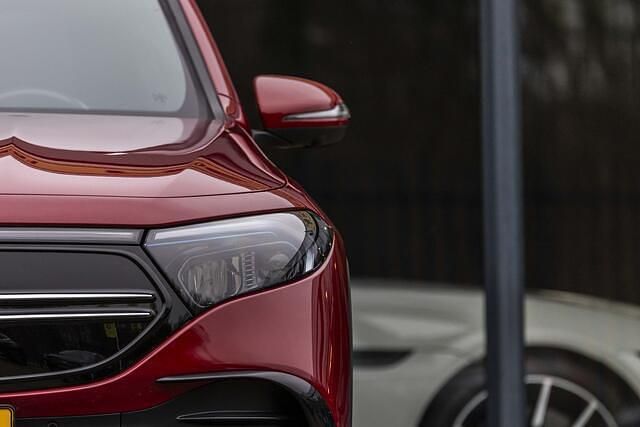 Occasion Mercedes EQB300 AMG line 167 kW (228 PK) 2022 Rood SUV