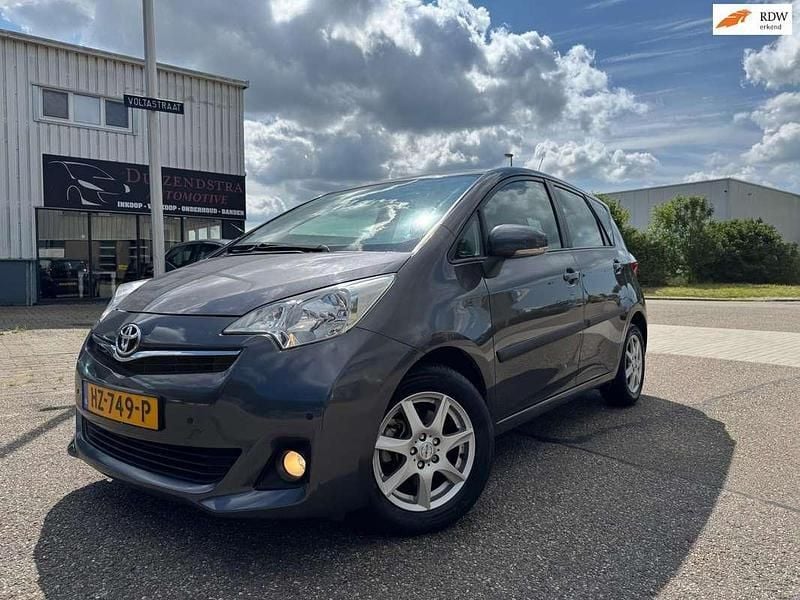 Grijs Gebruikt 2012 Toyota Verso-S MPV | € 9.950 (Eerlijke prijs) - Afbeelding 1/4