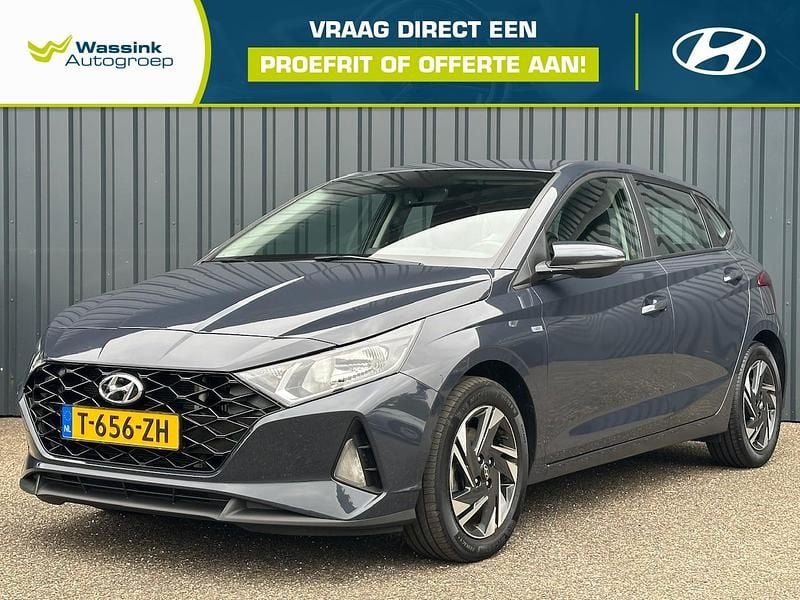 Grijs Gebruikt 2023 Hyundai i20 Comfort Hatchback | € 20.590 (Eerlijke prijs) - Afbeelding 1/4