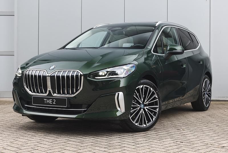 Groen Nieuw 2025 BMW 225 Active Tourer Luxury Line MPV | € 62.791 (Eerlijke prijs) - Afbeelding 1/4