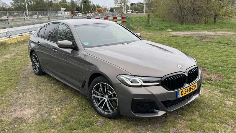 Grijs Gebruikt 2022 BMW 530e M Sport Sedan | € 45.000 (Eerlijke prijs) - Afbeelding 1/4