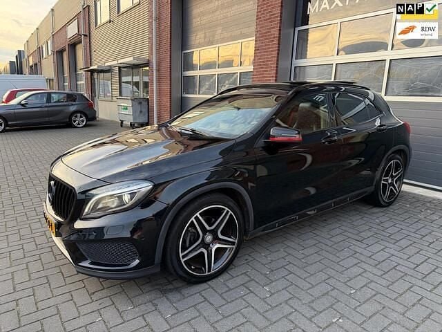Zwart Gebruikt 2015 Mercedes GLA200 AMG SUV | € 18.950 (Eerlijke prijs) - Afbeelding 1/4