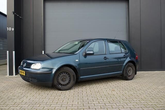 Groen (metallic) Occasion 2001 VW Golf IV Trendline Hatchback | € 1.999 (Goede deal) - Afbeelding 1/4