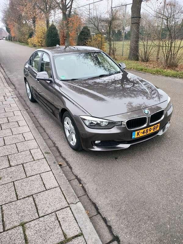 Bruin Occasion 2013 BMW 316 Executive Sedan | € 11.000 (Goede deal) - Afbeelding 1/4