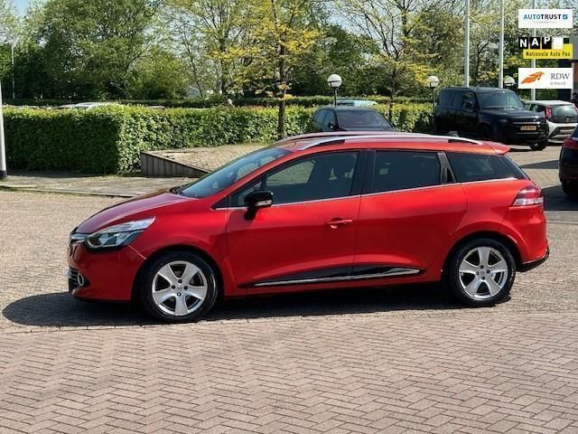 Rood, metallic lak Occasion 2014 Renault Clio GrandTour Dynamique Stationwagen | € 5.950 (Iets duurder) - Afbeelding 1/4