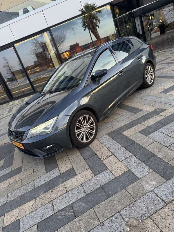 Grijs Gebruikt 2020 Seat Leon ST FR Stationwagen | € 14.500 (Eerlijke prijs) - Afbeelding 1/4