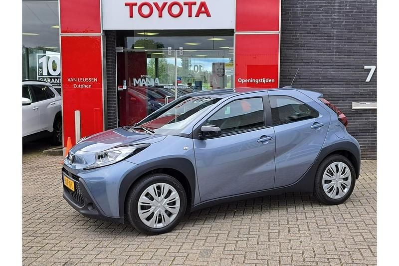 Grijs Gebruikt 2025 Toyota Aygo X X-play SUV | € 19.499 - Afbeelding 1/1