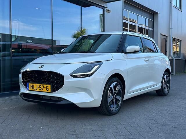 Wit Nieuw 2025 Suzuki Swift Style Hatchback | € 26.950 (Iets duurder) - Afbeelding 1/4