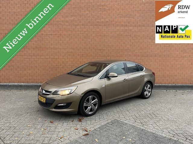 Beige Gebruikt 2013 Opel Astra Sedan | € 2.995 (Eerlijke prijs) - Afbeelding 1/4