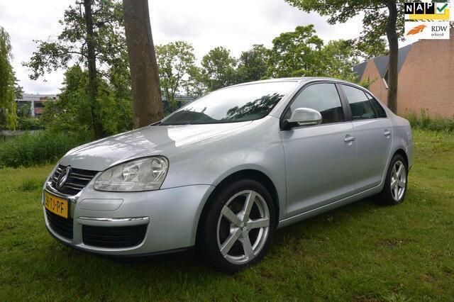 Grijs Gebruikt 2006 VW Jetta Trendline Sedan | € 2.599 (Eerlijke prijs) - Afbeelding 1/4