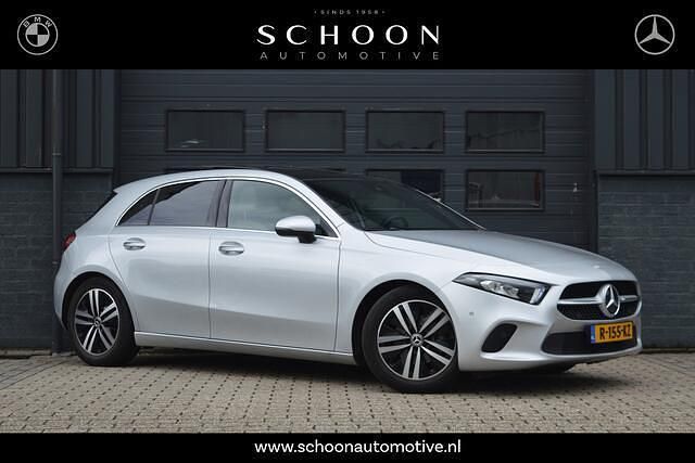 Grijs, metallic lak Gebruikt 2022 Mercedes A180 Luxury Hatchback | € 29.950 (Goede deal) - Afbeelding 1/4