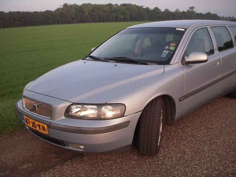 Grijs Occasion 2002 Volvo V70 Comfort Stationwagen | € 3.950 (Iets duurder) - Afbeelding 1/4