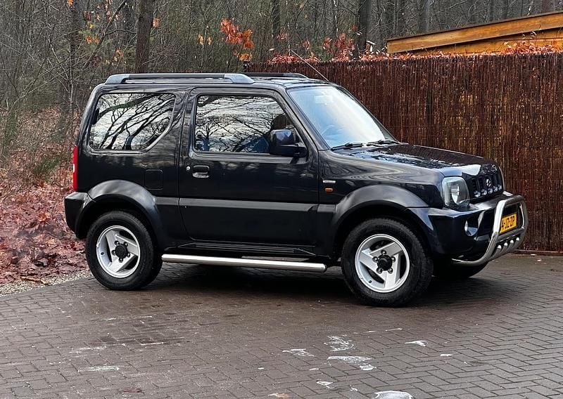 Zwart (metallic) Occasion 2002 Suzuki Jimny SUV | € 6.450 (Eerlijke prijs) - Afbeelding 1/4