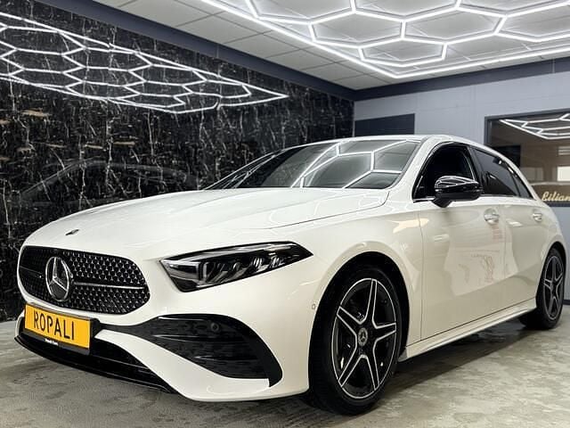 Wit Gebruikt 2024 Mercedes A180 AMG line Sedan | € 34.750 (Eerlijke prijs) - Afbeelding 1/4