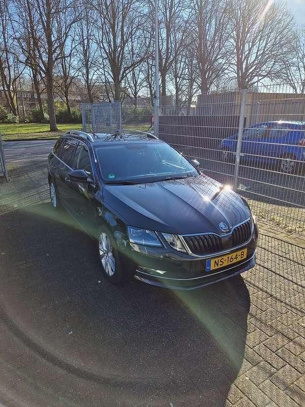 Zwart Occasion 2017 Skoda Octavia Stationwagen | € 10.900 (Eerlijke prijs) - Afbeelding 1/4