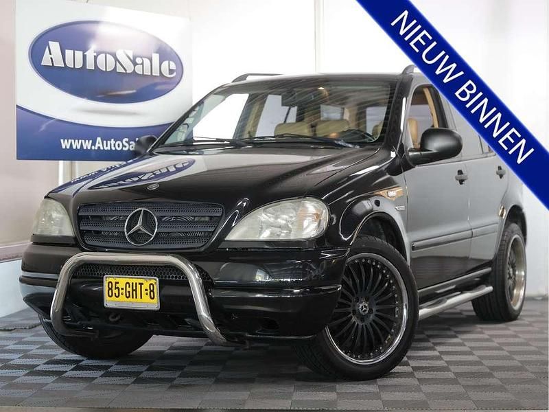 Zwart Gebruikt 1998 Mercedes ML320 SUV | € 3.444 (Eerlijke prijs) - Afbeelding 1/4