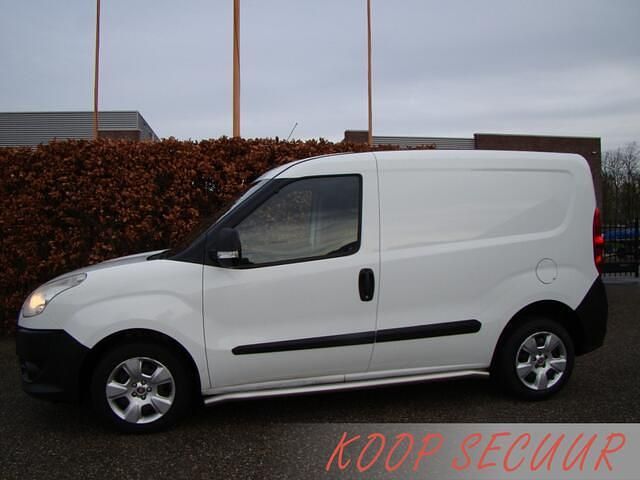 Wit Gebruikt 2011 Fiat Doblò MPV | € 2.499 (Eerlijke prijs) - Afbeelding 1/4