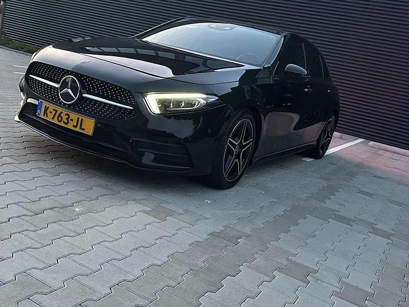 Zwart Gebruikt 2021 Mercedes A180 AMG Hatchback | € 29.999 (Eerlijke prijs) - Afbeelding 1/4