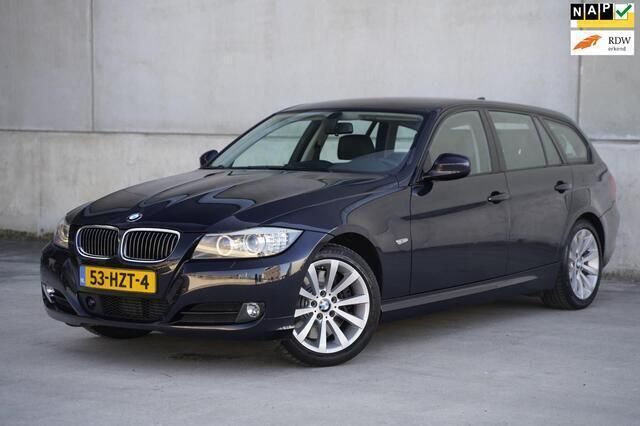 Blauw, metallic lak Gebruikt 2009 BMW 330 Stationwagen | € 14.950 (Duur) - Afbeelding 1/4