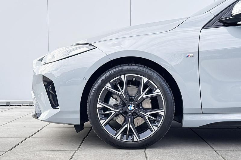 Occasion BMW 120 Shadowline 170 PK (125 kW) 2025 M brooklyn grau Hatchback