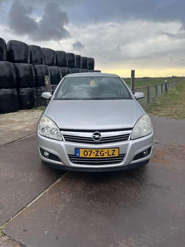 Grijs Gebruikt 2008 Opel Astra Hatchback | € 2.500 (Goede deal) - Afbeelding 1/4