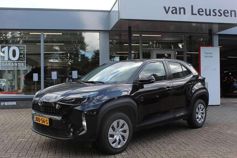 Zwart Gebruikt 2024 Toyota Yaris Cross SUV | € 25.400 (Eerlijke prijs) - Afbeelding 1/4