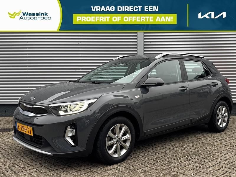 Grijs Gebruikt 2021 Kia Stonic SUV | € 17.185 (Goede deal) - Afbeelding 1/4