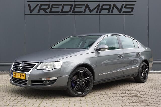 Grijs, metallic lak Gebruikt 2008 VW Passat Comfortline Sedan | € 2.750 (Eerlijke prijs) - Afbeelding 1/4