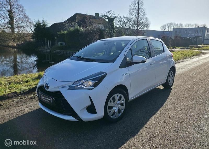 Wit Occasion 2018 Toyota Yaris Hybrid Hatchback | € 12.995 (Super prijs) - Afbeelding 1/4