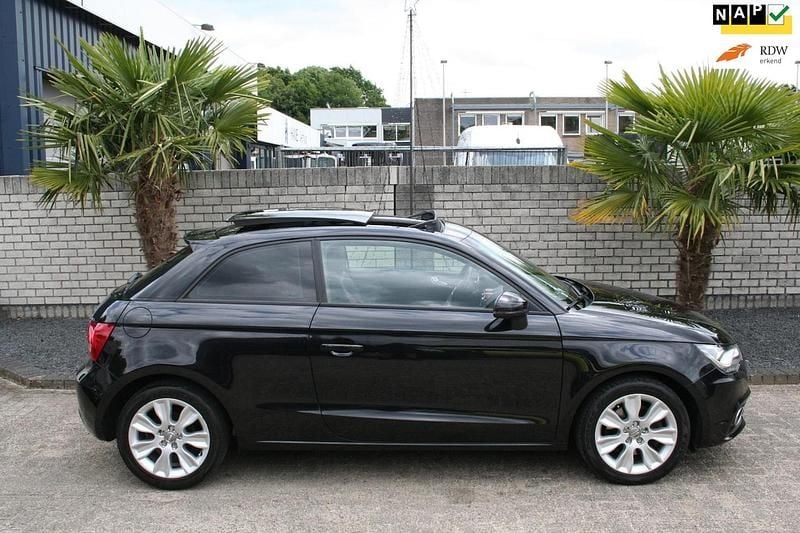 Zwart (metallic) Gebruikt 2010 Audi A1 Ambition Hatchback | € 10.999 (Eerlijke prijs) - Afbeelding 1/4
