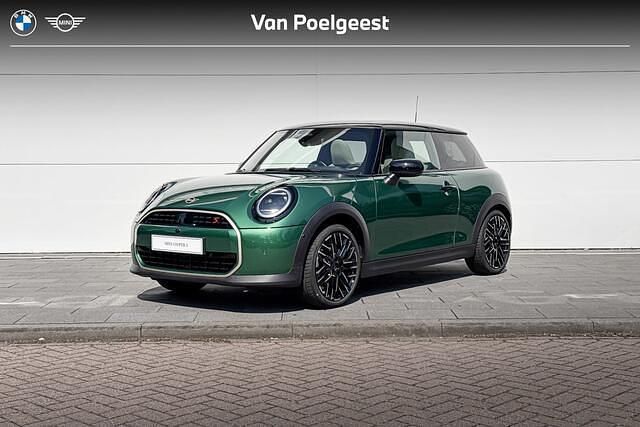 British racing green Nieuw 2025 Mini Cooper S Favoured Hatchback | € 55.905 (Iets duurder) - Afbeelding 1/4