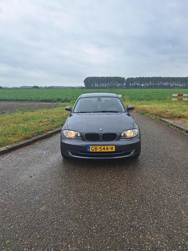 Grijs (metallic) Gebruikt 2009 BMW 118 Executive Hatchback | € 4.825 (Eerlijke prijs) - Afbeelding 1/4