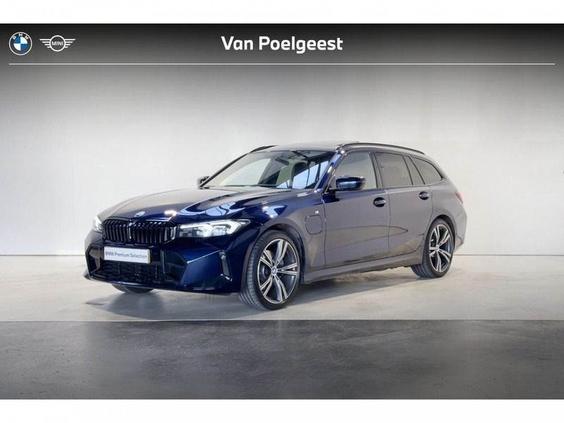 Tansanitblau metallic (donker blauw metallic) Gebruikt 2024 BMW 320e Comfort Edition Stationwagen | € 48.995 (Duur) - Afbeelding 1/4