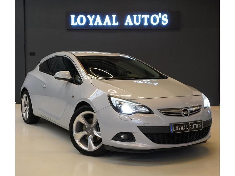 Wit Occasion 2012 Opel Astra Sport Hatchback | € 7.999 (Iets duurder) - Afbeelding 1/4