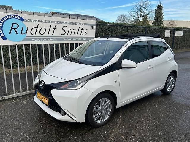 Wit Occasion 2014 Toyota Aygo X-wave Hatchback | € 7.890 (Iets duurder) - Afbeelding 1/4