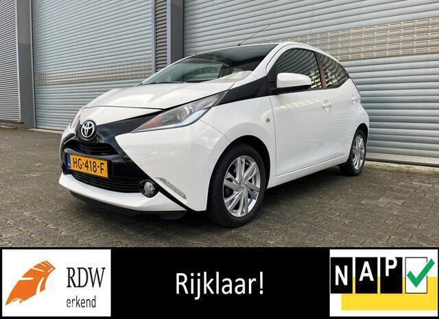 Wit Gebruikt 2015 Toyota Aygo X-play Hatchback | € 8.495 (Eerlijke prijs) - Afbeelding 1/4
