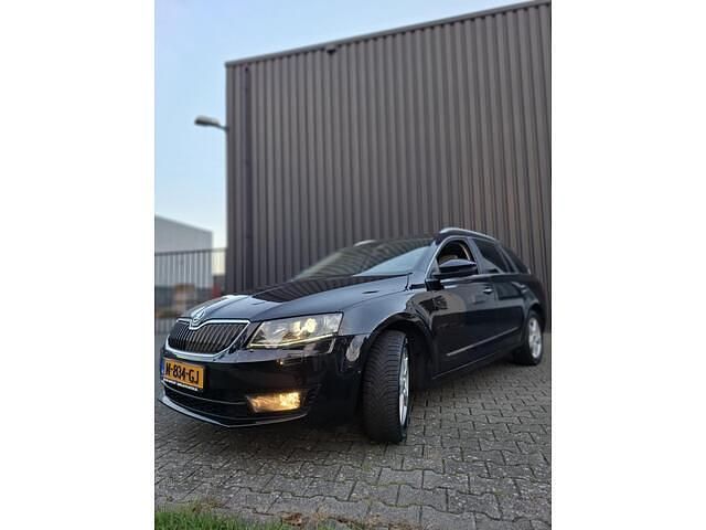 Zwart Gebruikt 2013 Skoda Octavia Business Line Stationwagen | € 9.850 (Duur) - Afbeelding 1/4
