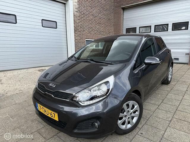 Grijs Gebruikt 2014 Kia Rio Hatchback | € 4.995 (Eerlijke prijs) - Afbeelding 1/4