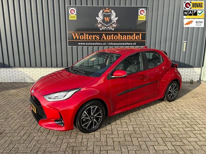 Rood Occasion 2023 Toyota Yaris Hybrid Hatchback | € 20.950 (Goede deal) - Afbeelding 1/4