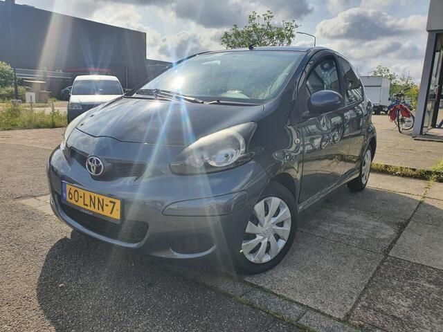 Grijs Gebruikt 2010 Toyota Aygo Hatchback | € 1.600 (Goede deal) - Afbeelding 1/4
