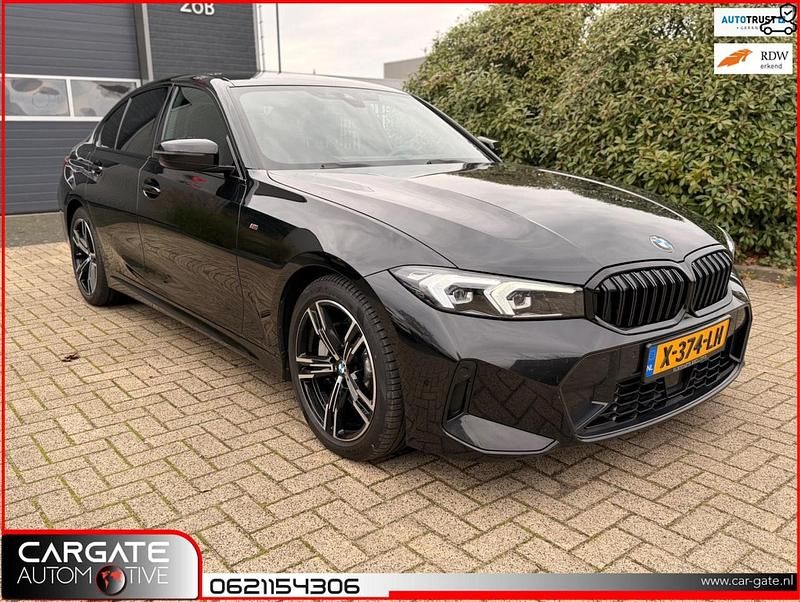 Zwart Occasion 2023 BMW 330 M Sport Sedan | € 41.999 - Afbeelding 1/4