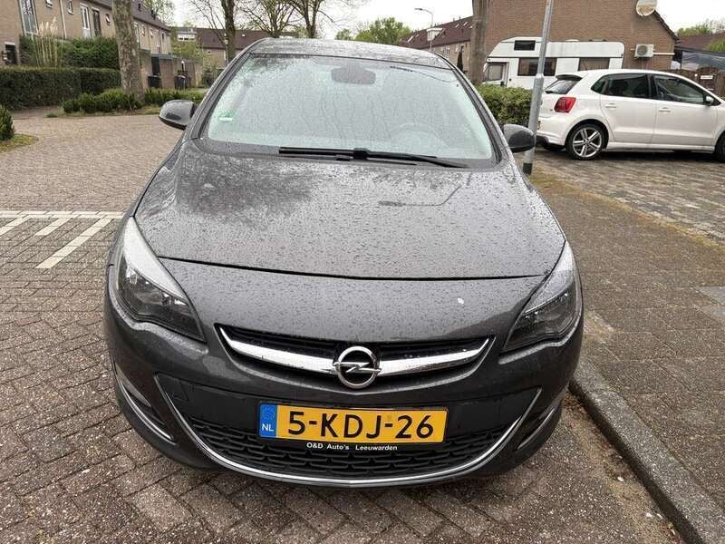 Grijs Gebruikt 2013 Opel Astra Cosmo Hatchback | € 7.500 (Eerlijke prijs) - Afbeelding 1/4