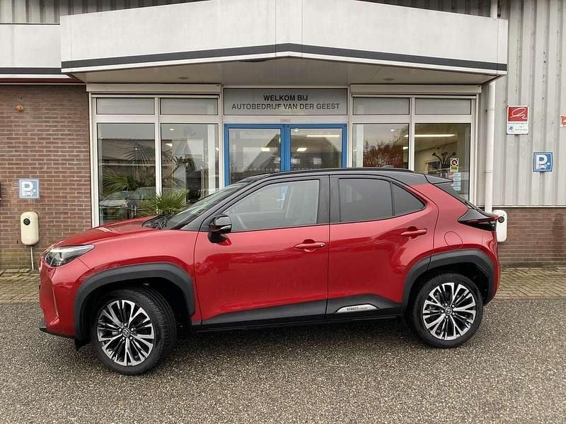Rood Gebruikt 2023 Toyota Yaris Cross Executive SUV | € 29.945 (Duur) - Afbeelding 1/4
