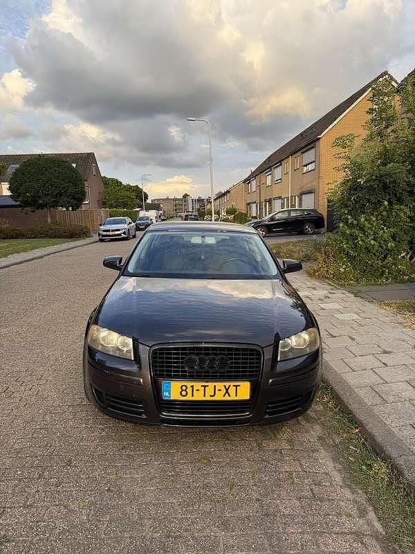 Grijs Gebruikt 2006 Audi A3 Attraction Hatchback | € 2.650 (Goede deal) - Afbeelding 1/4