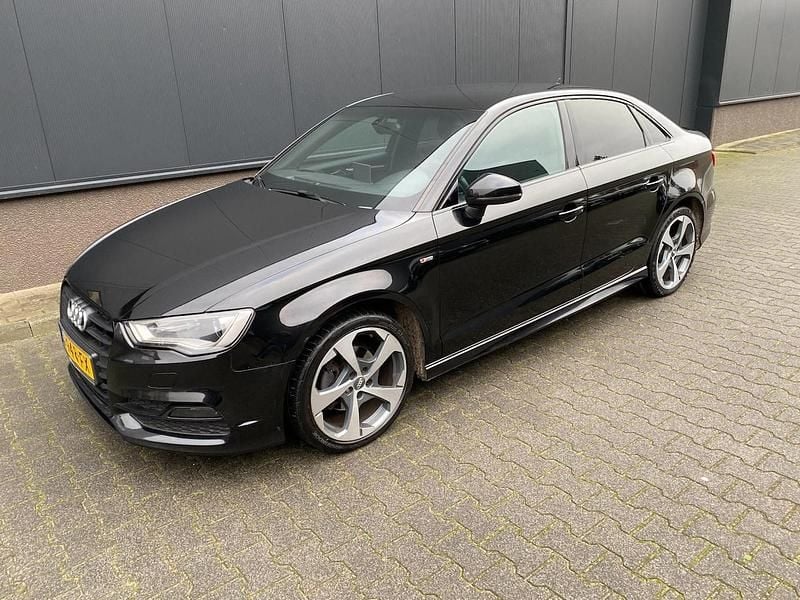 Zwart (metallic) Gebruikt 2015 Audi A3 Ambition Sedan | € 8.450 (Goede deal) - Afbeelding 1/4