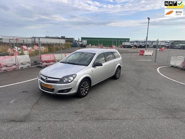 Grijs Gebruikt 2010 Opel Astra Cosmo Stationwagen | € 1.450 (Goede deal) - Afbeelding 1/4