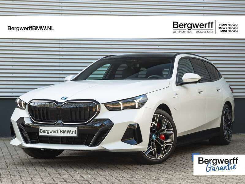Wit, metallic lak Gebruikt 2025 BMW 550 M Sport Stationwagen | € 94.875 - Afbeelding 1/4